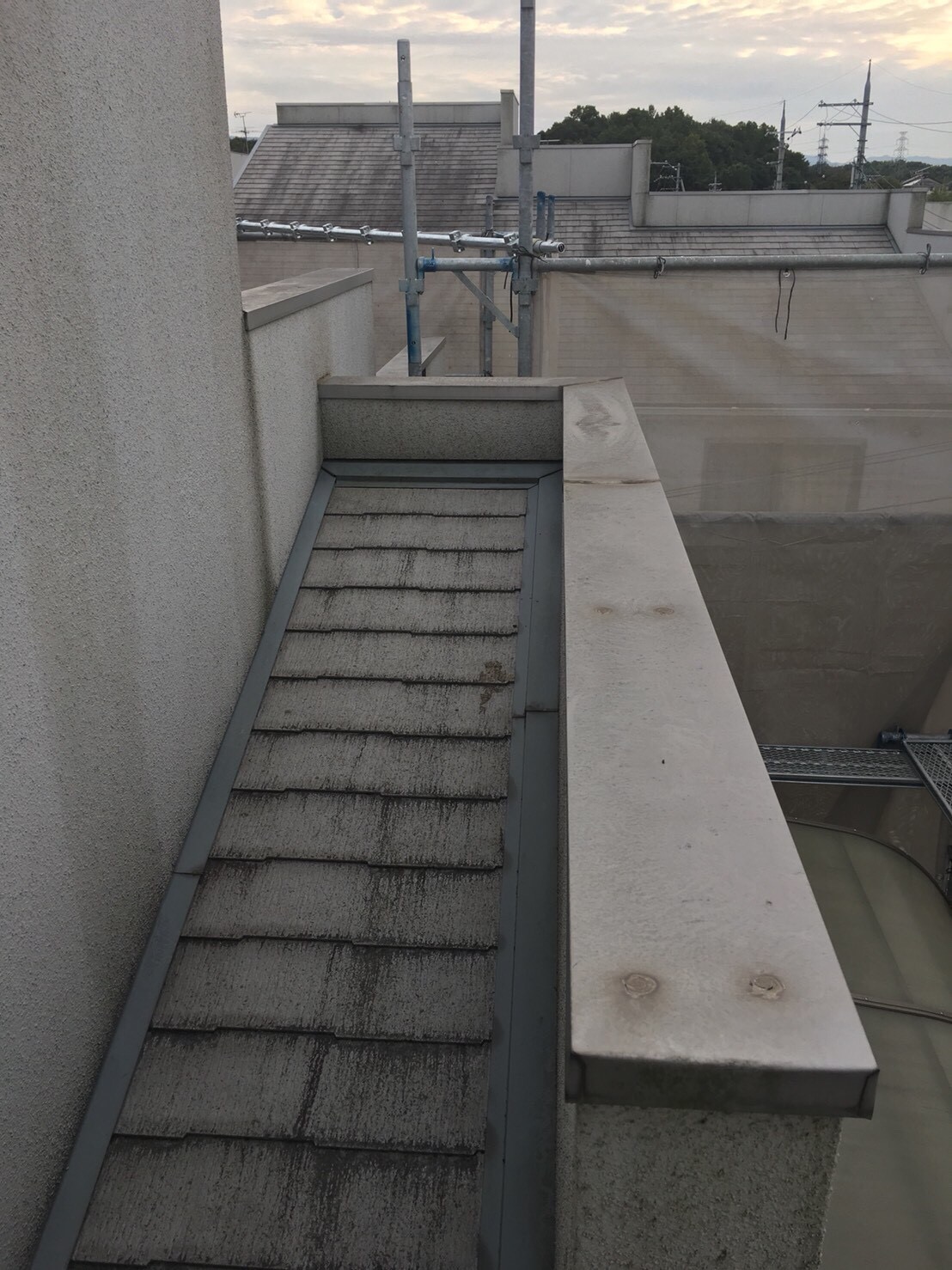 大阪市にて屋根カラーベスト防水塗装を行いました。
