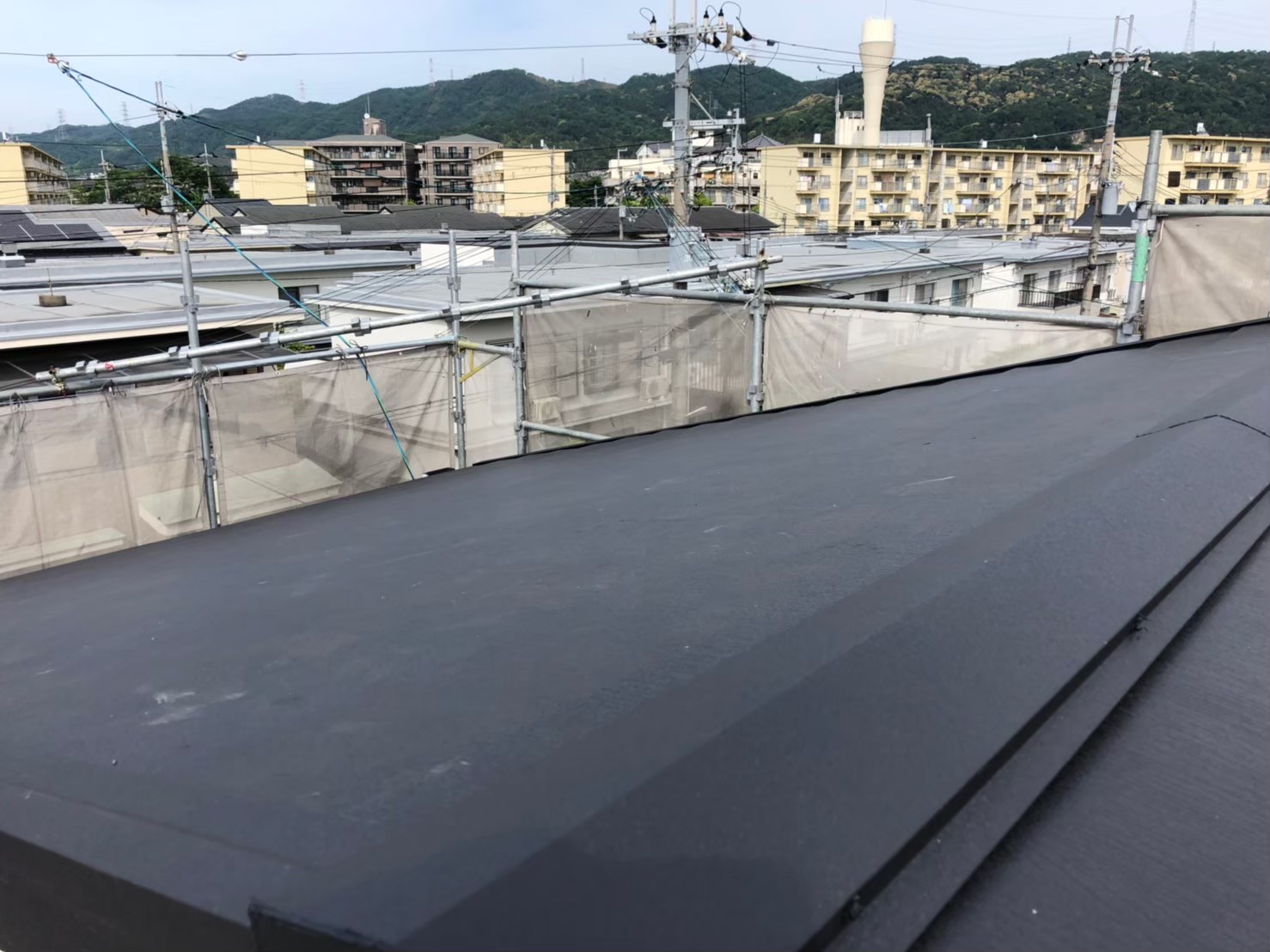 大阪府吹田市で劣化が進んでしまったスレート屋根のカバー工法を行いました