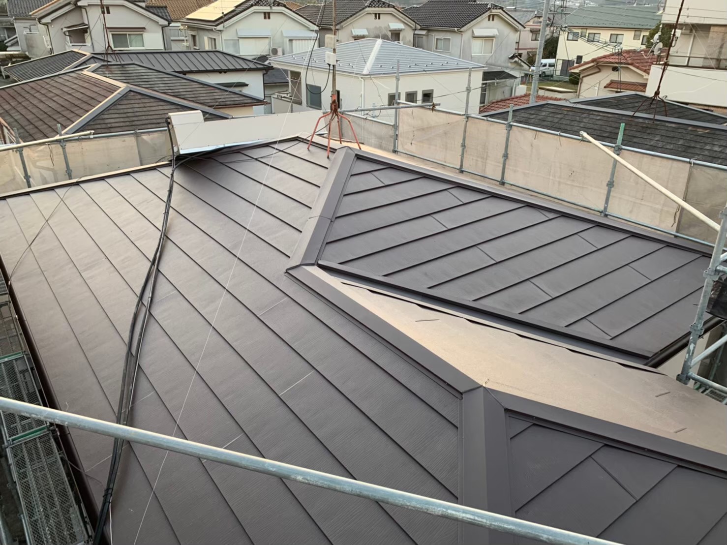 大阪府松原市で屋根のカバー工法を行いました