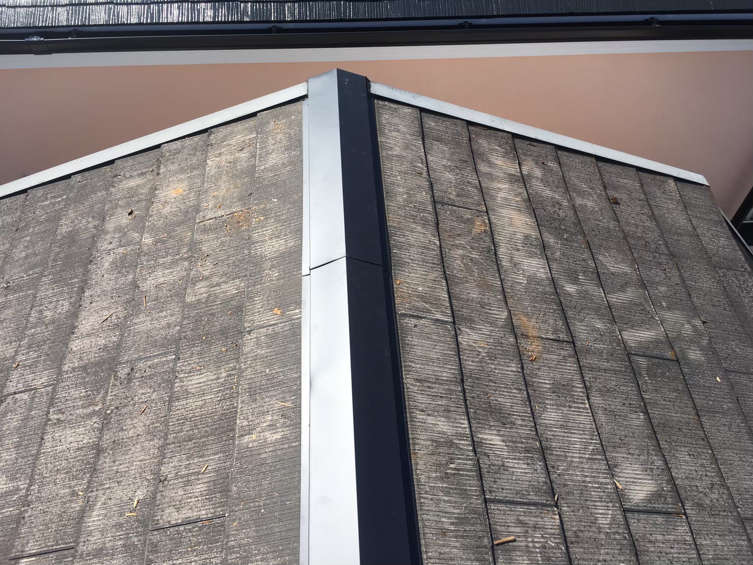 大阪市都島区内代町でスレート屋根の棟板金補修工事を実施