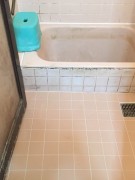 宝塚市で在来の浴室タイルの張替工事、目地の浮きタイルの剥がれでお問い合わせ