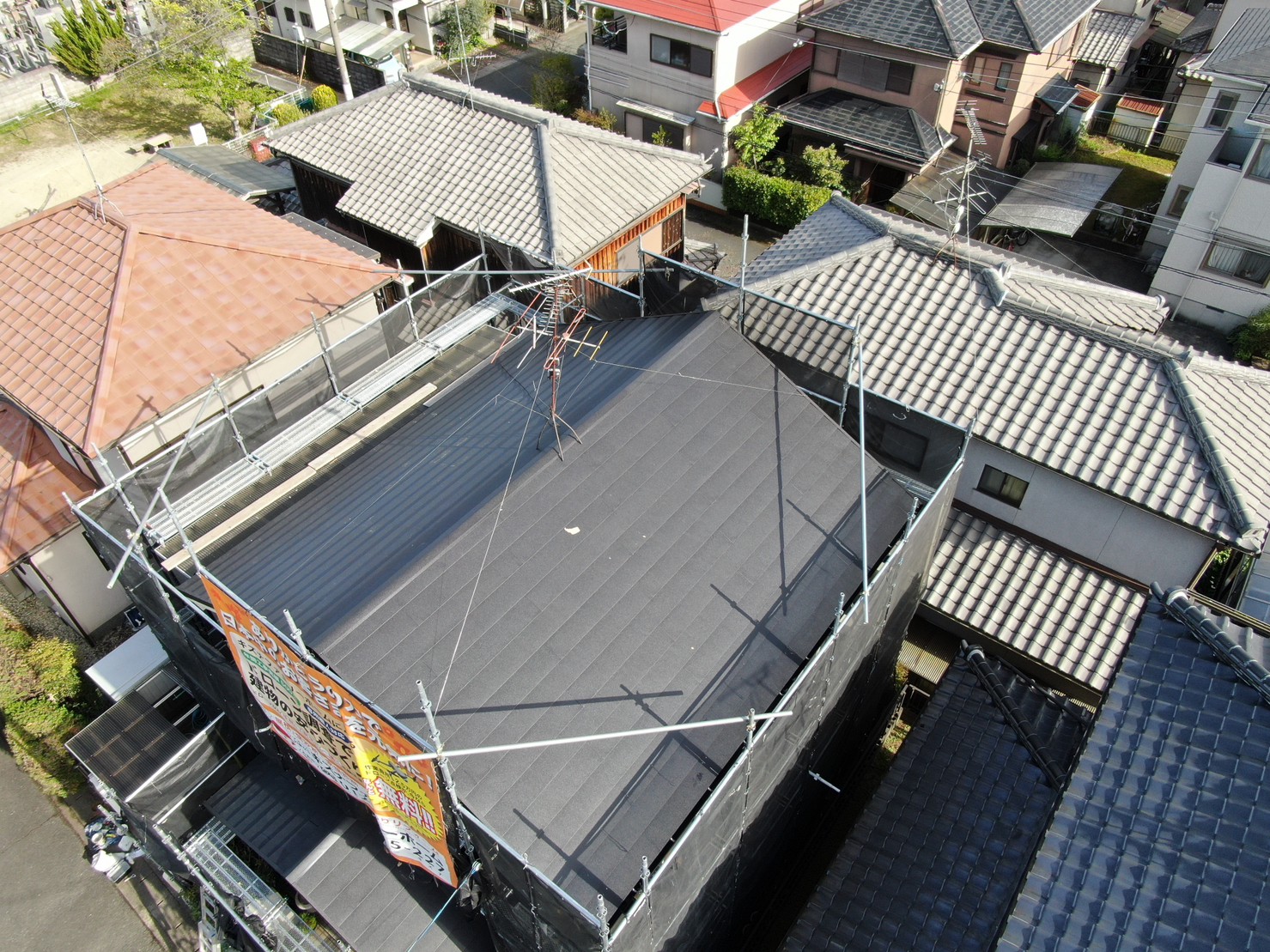 池田市でスレート屋根の経年劣化でガルバリウム鋼板屋根カバー工法の実施
