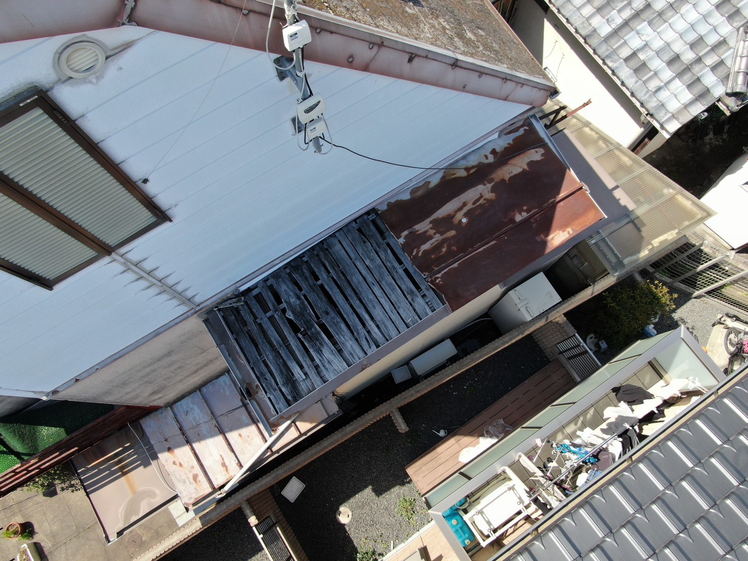 吹田市で下屋根板金の破損による板金交換工事を実施