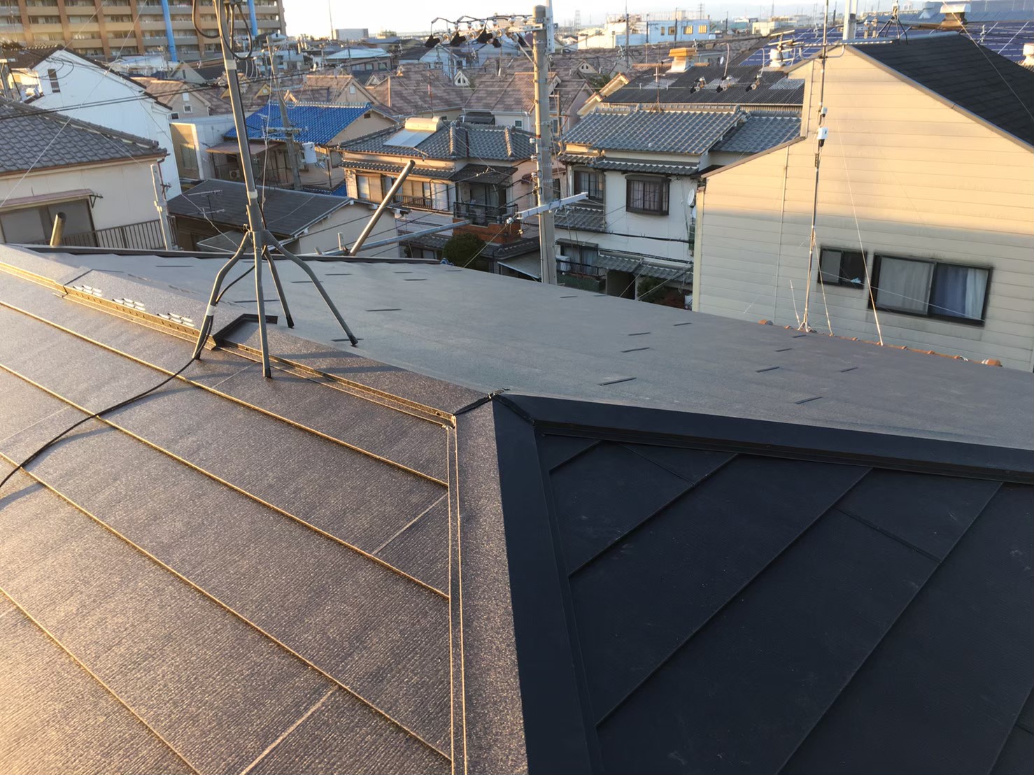 兵庫県川西市でスレート屋根の老朽化でガルテクトへ屋根カバー工法を実施しました