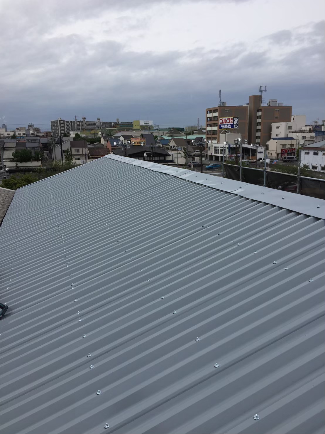 箕面市で工場の折板屋根の老朽化による屋根カバー工法を実施しました