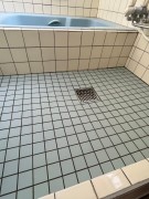 東大阪市で浴室床タイルの張り替えと壁タイルの補修工事を実施しました
