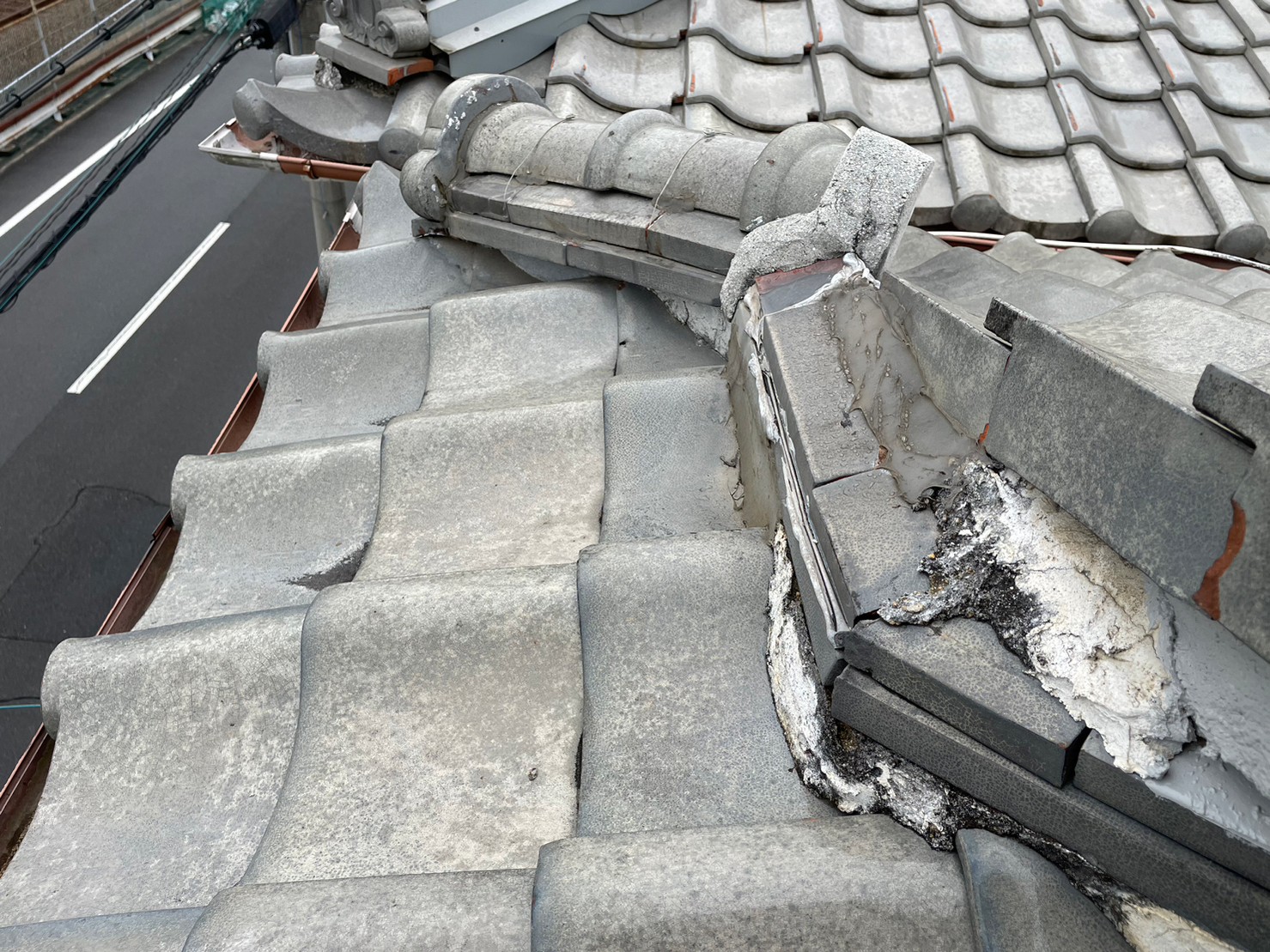 宝塚市で雨漏りの影響で瓦屋根の漆喰工事、瓦ズレ補修を実施