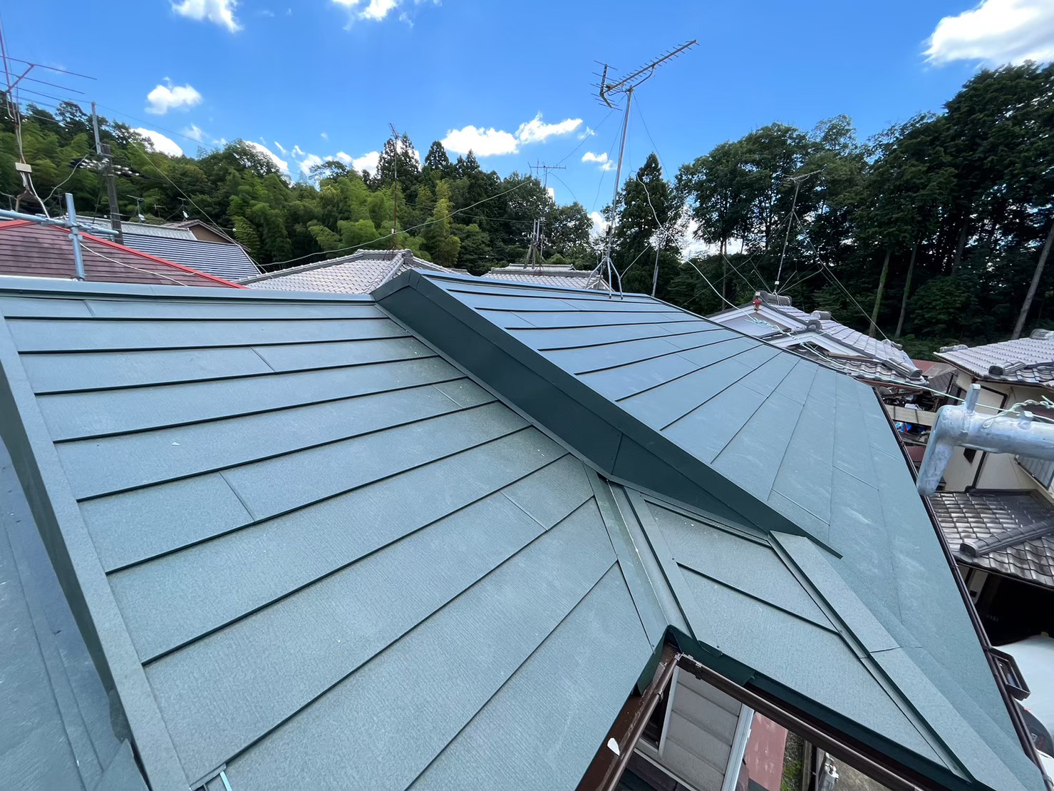 【京田辺市】瓦屋根から金属屋根　スーパーガルテクトに葺き替え工事
