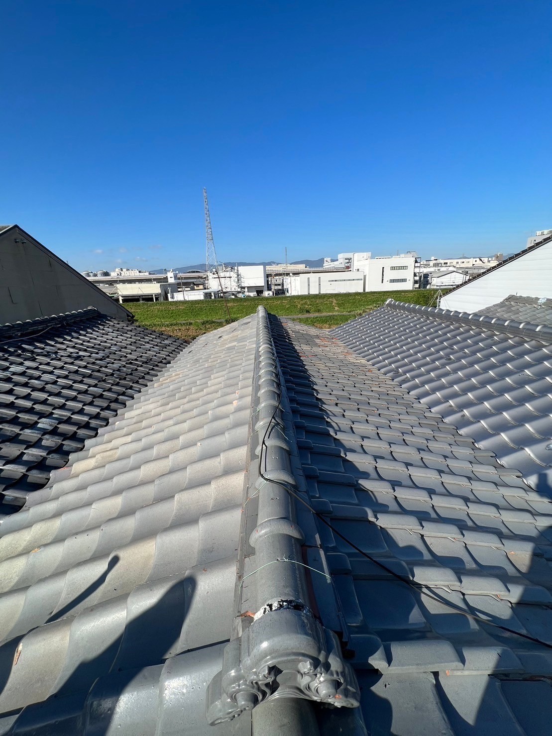 【長岡京市】金属屋根 葺き替え工事のポイントとアイジー工業のガルバリウム鋼板の利点