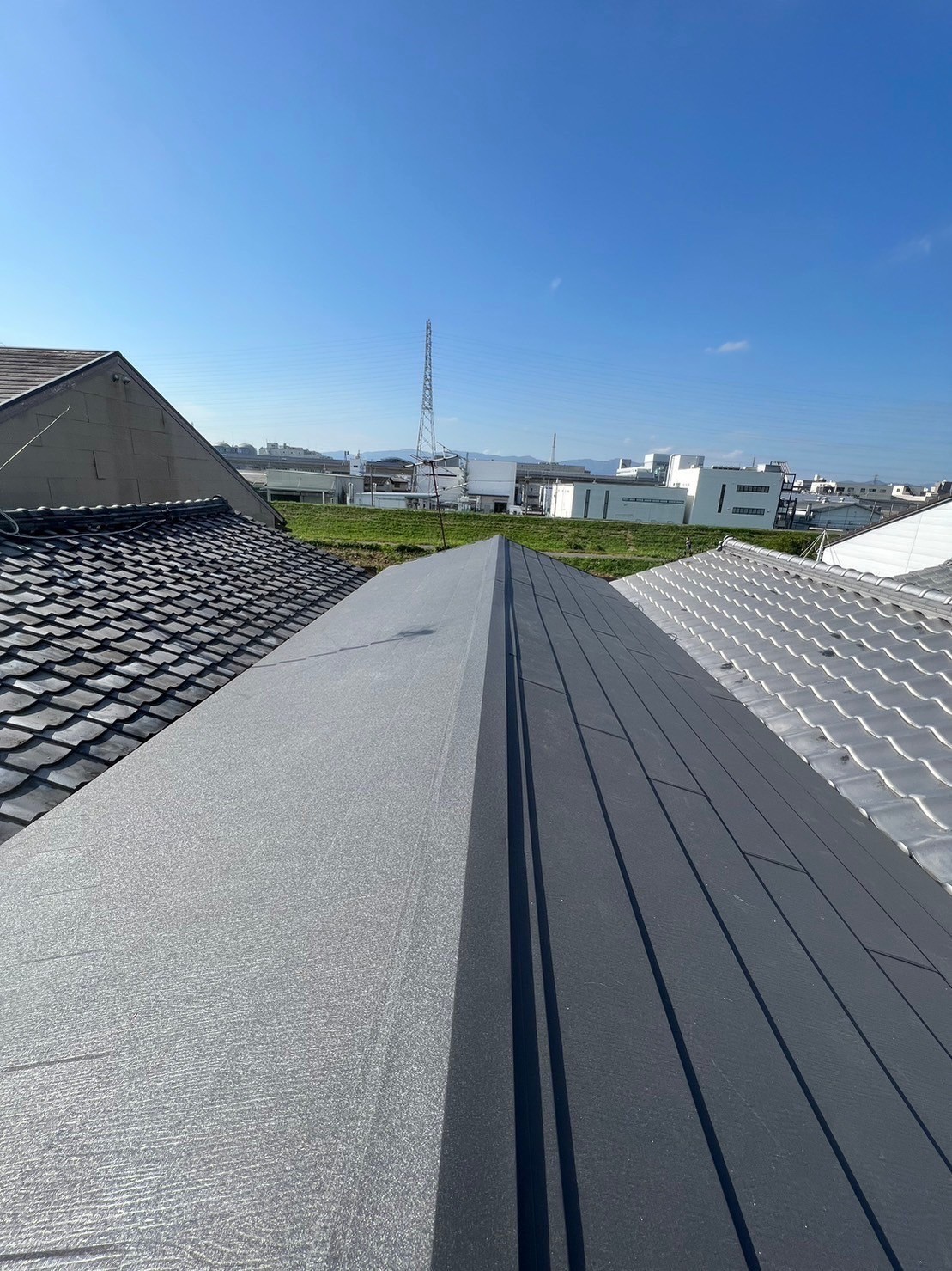【長岡京市】金属屋根 葺き替え工事のポイントとアイジー工業のガルバリウム鋼板の利点