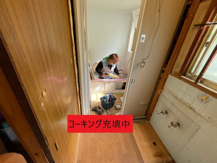 コーキング充填中