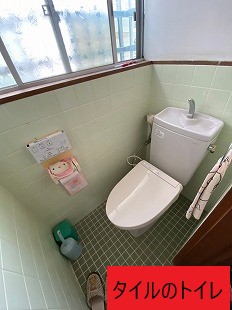 在来のタイルのトイレ