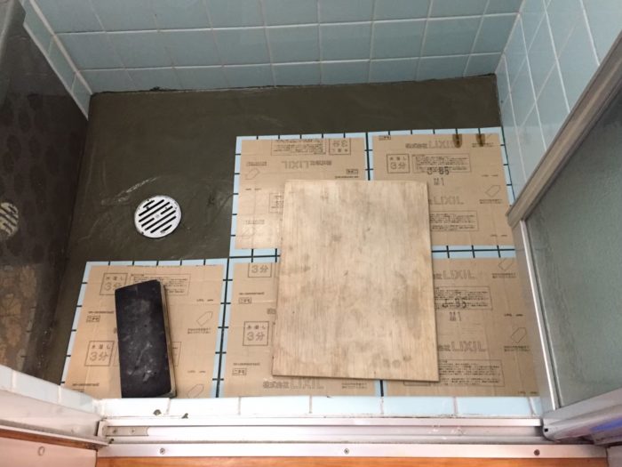 浴室タイル貼り換え中