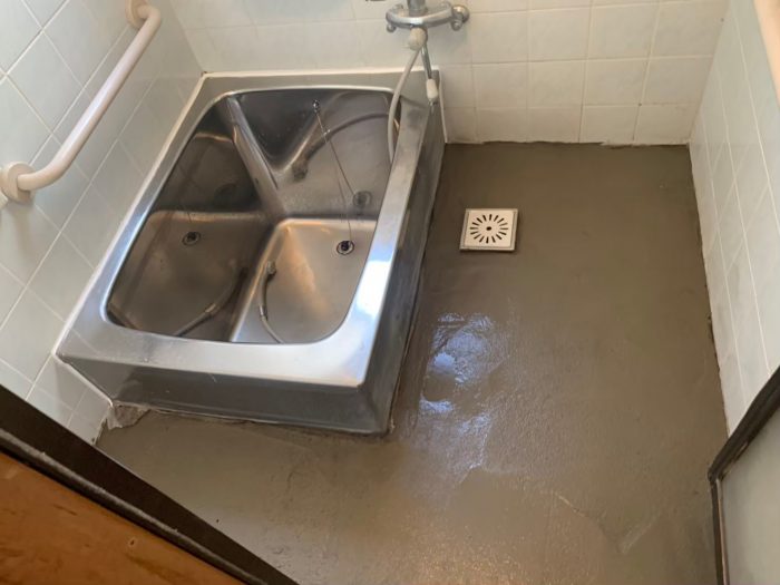 浴室タイル張替え コンクリート打設中