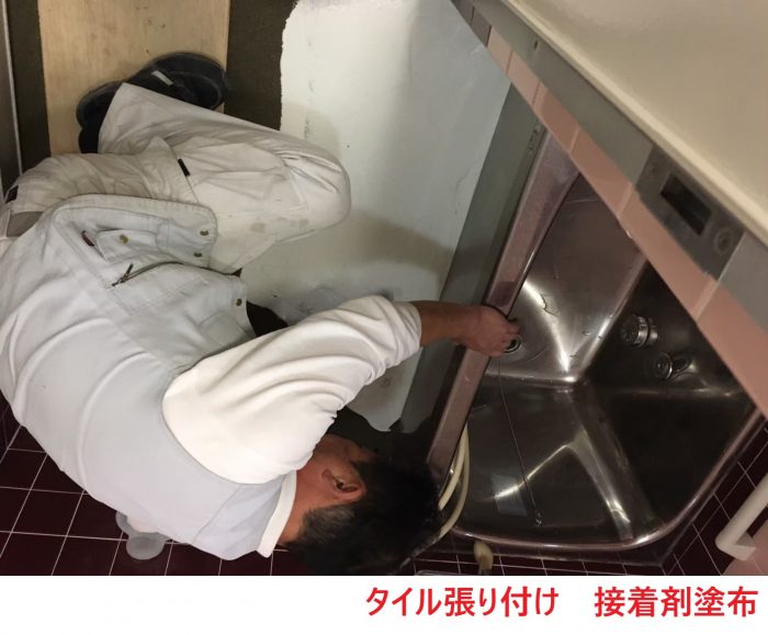 タイル張り付け　接着剤塗布