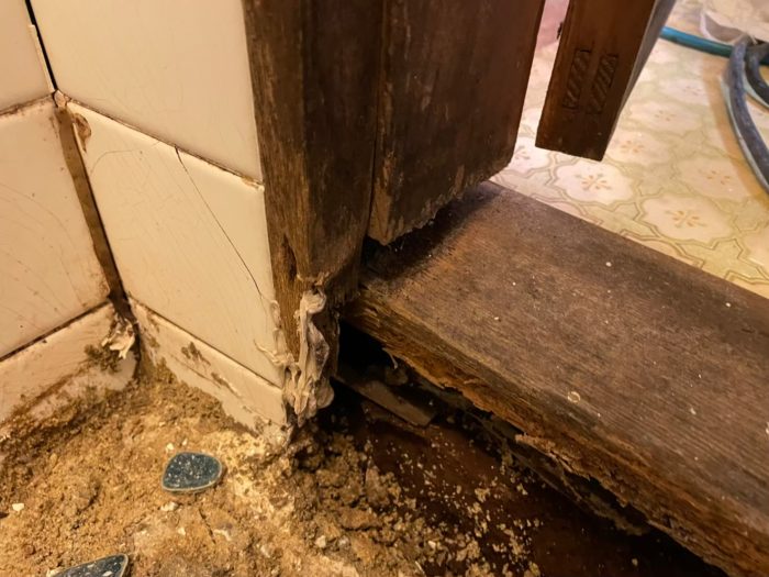 京都市東山区 お風呂ビフォー　木部劣化部分部分2