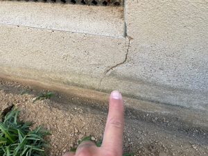 池田市　基礎巾木ひび割れ補修