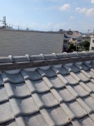 漆喰の劣化を放置すると雨漏りの原因に｜川西市で棟瓦の漆喰詰め直し工事を実施