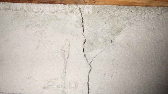 基礎ひび割れ