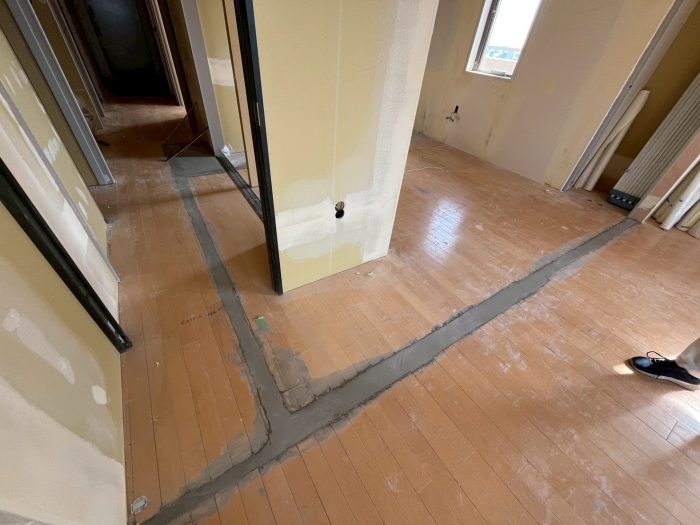 マンションリノベ 床下地調整 キッチン (2)